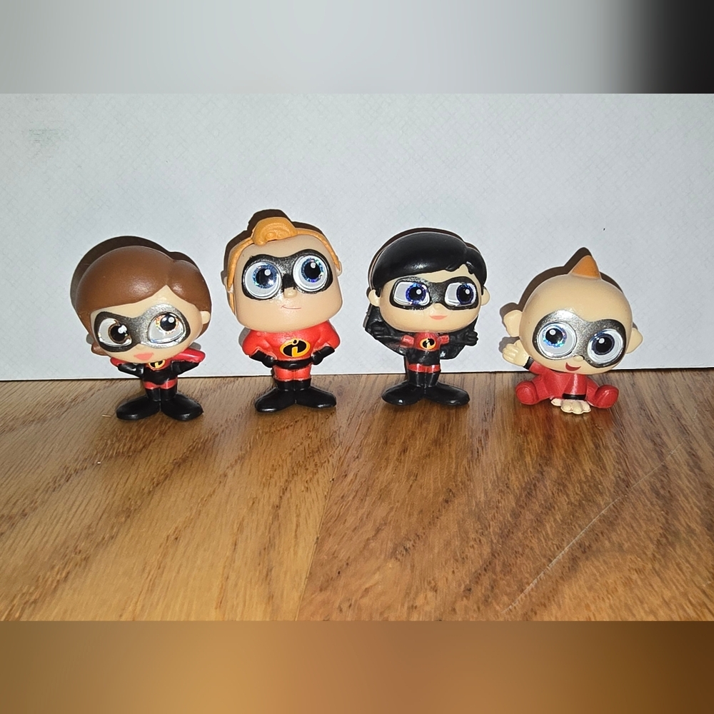 Incredible Family Action Figures Set - Red and Black